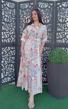 Videó betöltése és lejátszása a galériamegjelenítőben: 10500 LUCY virágos öves vászon ruha
