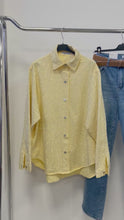 Videó betöltése és lejátszása a galériamegjelenítőben: 0185 YELLOW strasszköves oversize ing
