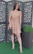 Videó betöltése és lejátszása a galériamegjelenítőben: NINETT válltömős fodros ruha
