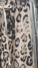 Videó betöltése és lejátszása a galériamegjelenítőben: 7809 LEOPARD trapéz szárú pamut nadrág
