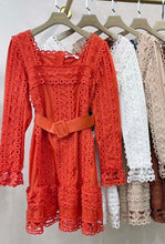 Kép betöltése a galériamegjelenítőbe: 68122 FIRENZE ruha madeira diszítessel
