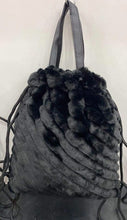 Kép betöltése a galériamegjelenítőbe: Műszőrme hátizsák
