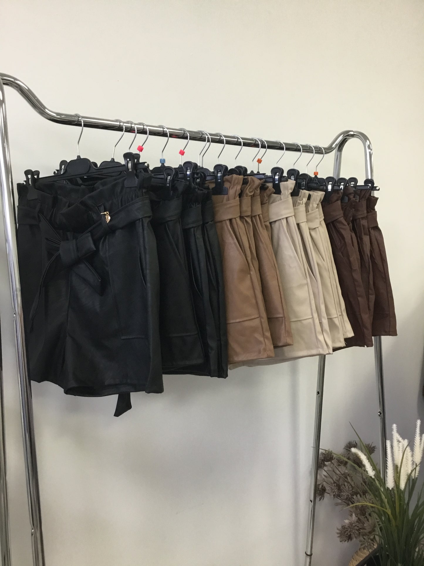 23299 ZSEBES műbőr short