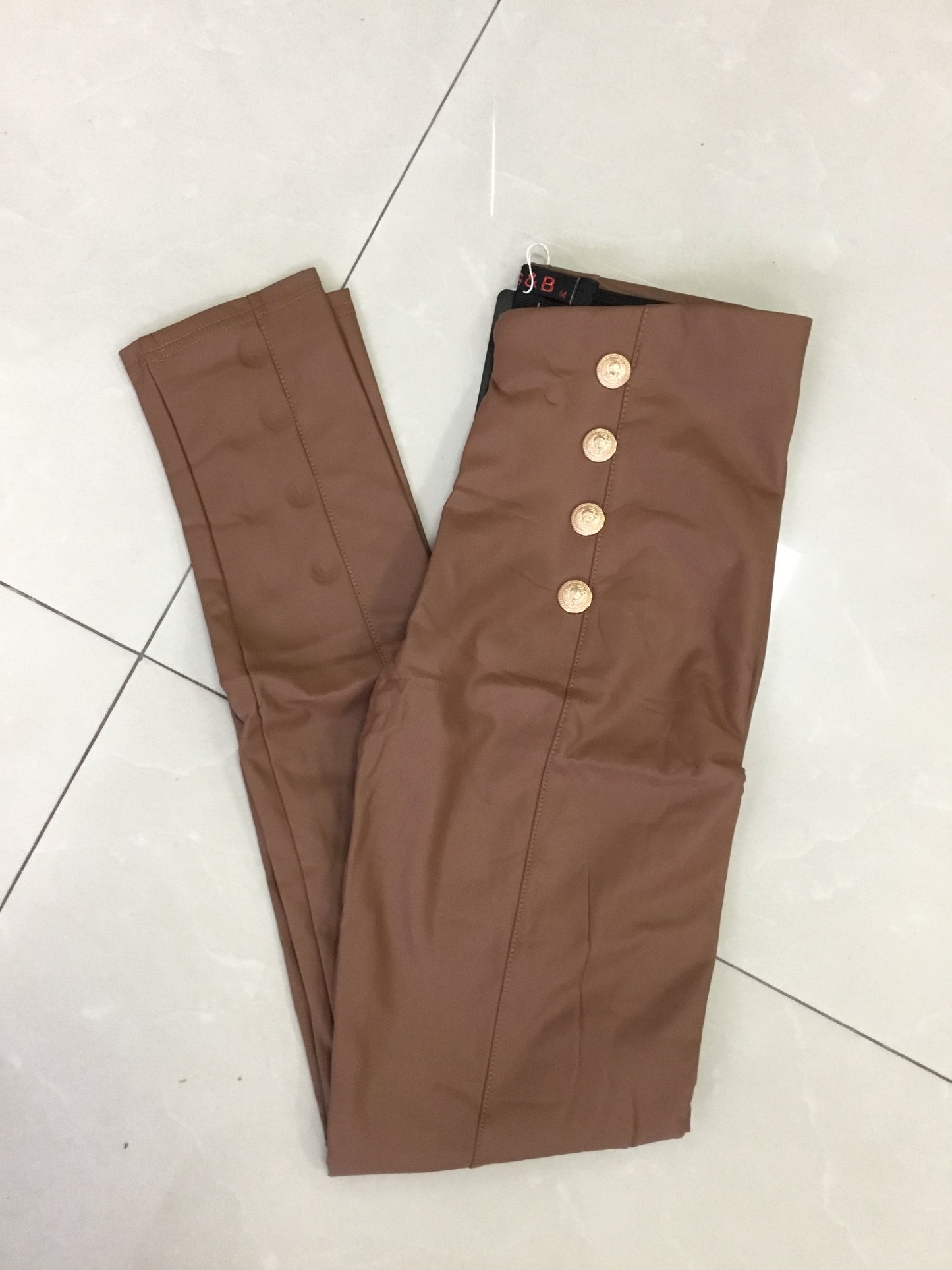 3255 Gombos műbőr leggings