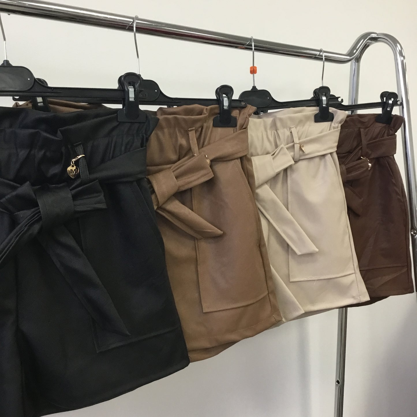 23299 ZSEBES műbőr short