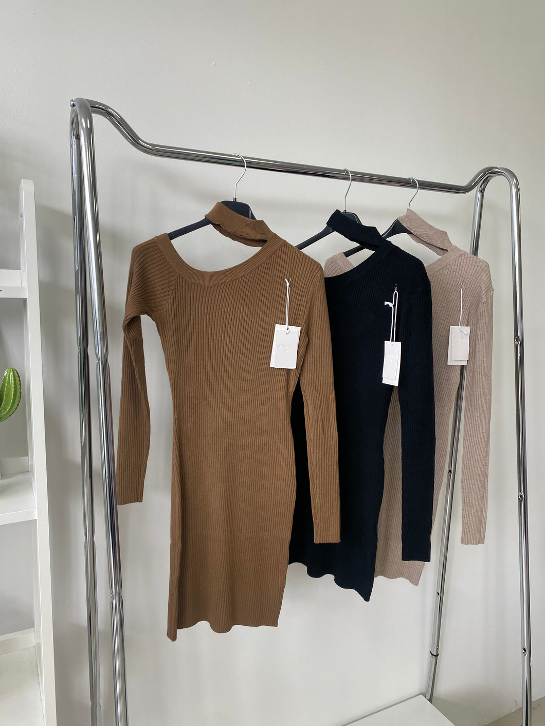 2315 FÉLOLDALAS kötött miniruha