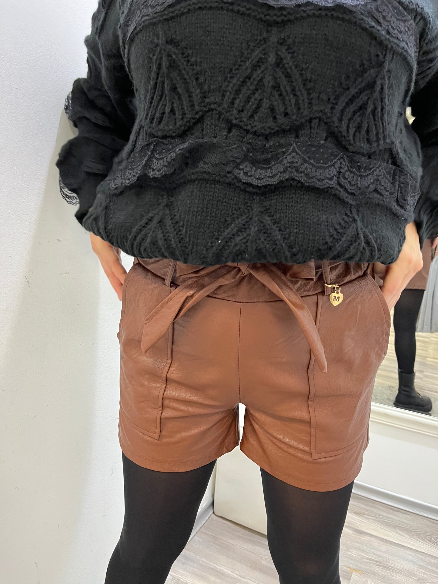 23299 ZSEBES műbőr short